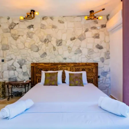 Uezuemlue 2 Bedroom Secluded With Private Pool Hot Tub