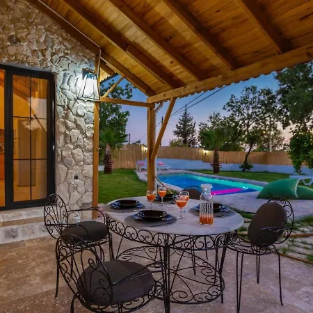 Uezuemlue 2 Bedroom Secluded With Private Pool Hot Tub