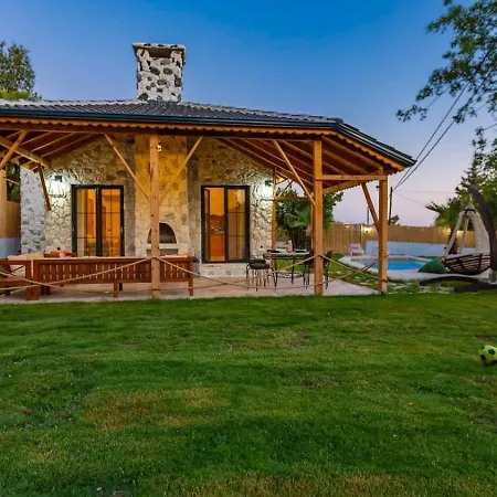 Uezuemlue 2 Bedroom Secluded With Private Pool Hot Tub Vila