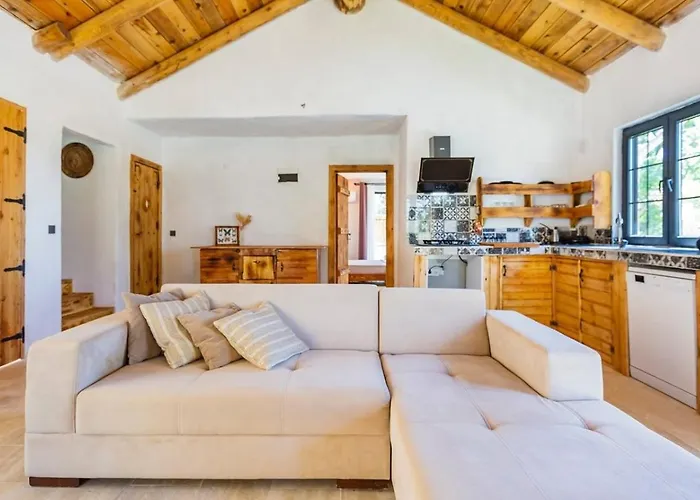 Uezuemlue 2 Bedroom Secluded With Private Pool Hot Tub Vilă