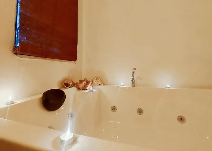 Vilă Uezuemlue 2 Bedroom Secluded With Private Pool Hot Tub *