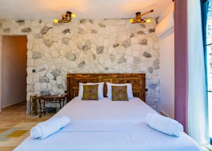 Uezuemlue 2 Bedroom Secluded With Private Pool Hot Tub