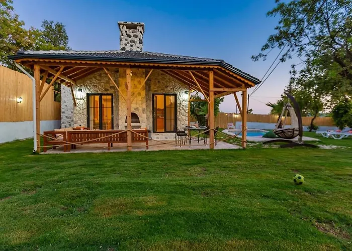 Uezuemlue 2 Bedroom Secluded With Private Pool Hot Tub Vilă