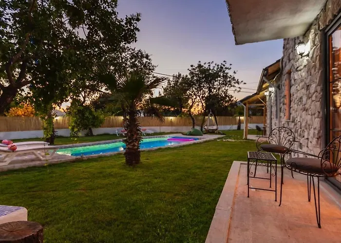 Vilă Uezuemlue 2 Bedroom Secluded With Private Pool Hot Tub