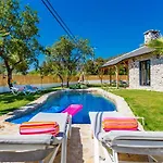 Uezuemlue 2 Bedroom Secluded With Private Pool Hot Tub