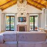 Villa Uezuemlue 2 Bedroom Secluded With Private Pool Hot Tub *