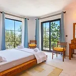 Uezuemlue 2 Bedroom Secluded With Private Pool Hot Tub *