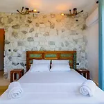 Uezuemlue 2 Bedroom Secluded With Private Pool Hot Tub