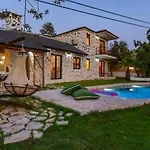 Villa Uezuemlue 2 Bedroom Secluded With Private Pool Hot Tub