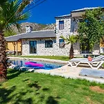Uezuemlue 2 Bedroom Secluded With Private Pool Hot Tub *