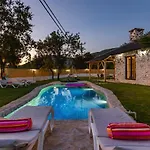 Uezuemlue 2 Bedroom Secluded With Private Pool Hot Tub