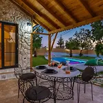 Uezuemlue 2 Bedroom Secluded With Private Pool Hot Tub