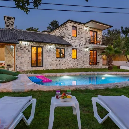 Uezuemlue 2 Bedroom Secluded With Private Pool Hot Tub * Καλκάν
