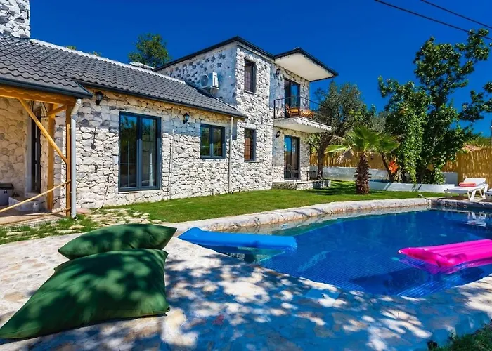 Uezuemlue 2 Bedroom Secluded With Private Pool Hot Tub