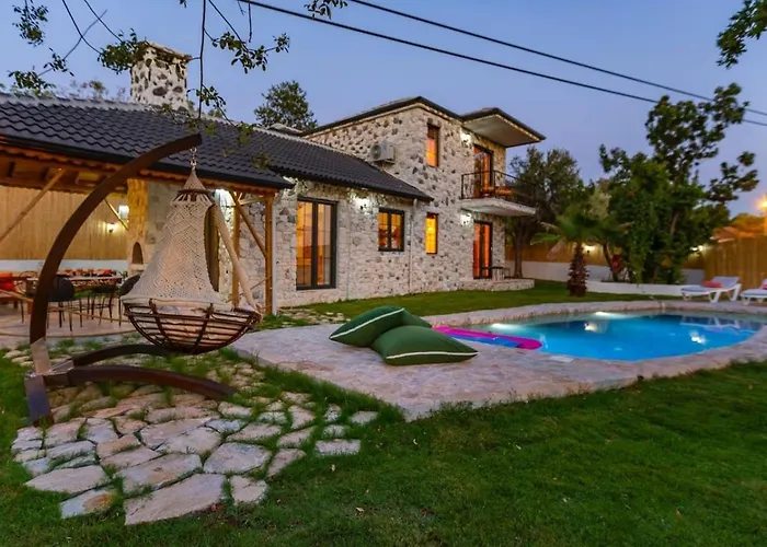 别墅 Uezuemlue 2 Bedroom Secluded With Private Pool Hot Tub